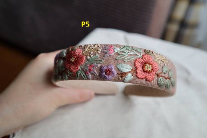 Handgemachtes Besticktes Leinen Stirnband Handgemachtes Besticktes Leinen Stirnband von LittleTofuEmbroidery