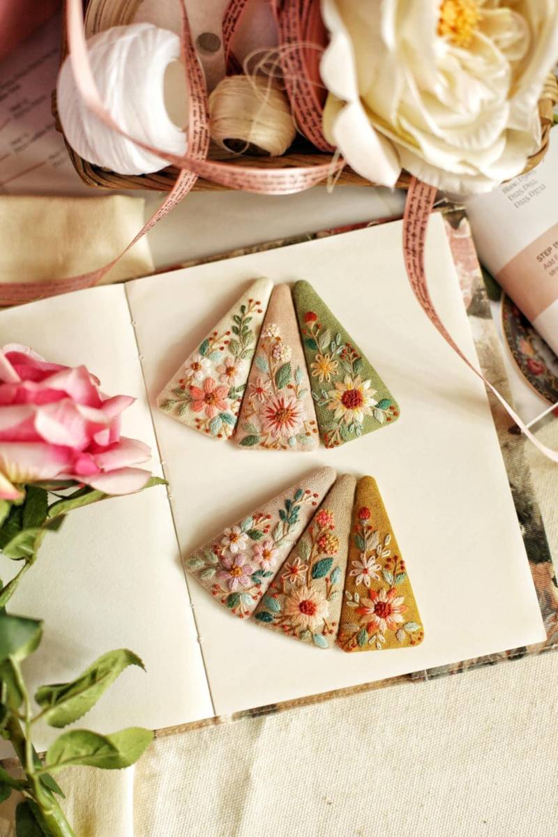 Handgefertigte Gestickte Blumenhaarspangen Sommerhochzeitszubehör Handgefertigte Gestickte Blumenhaarspangen Sommerhochzeitszubehör von LittleTofuEmbroidery