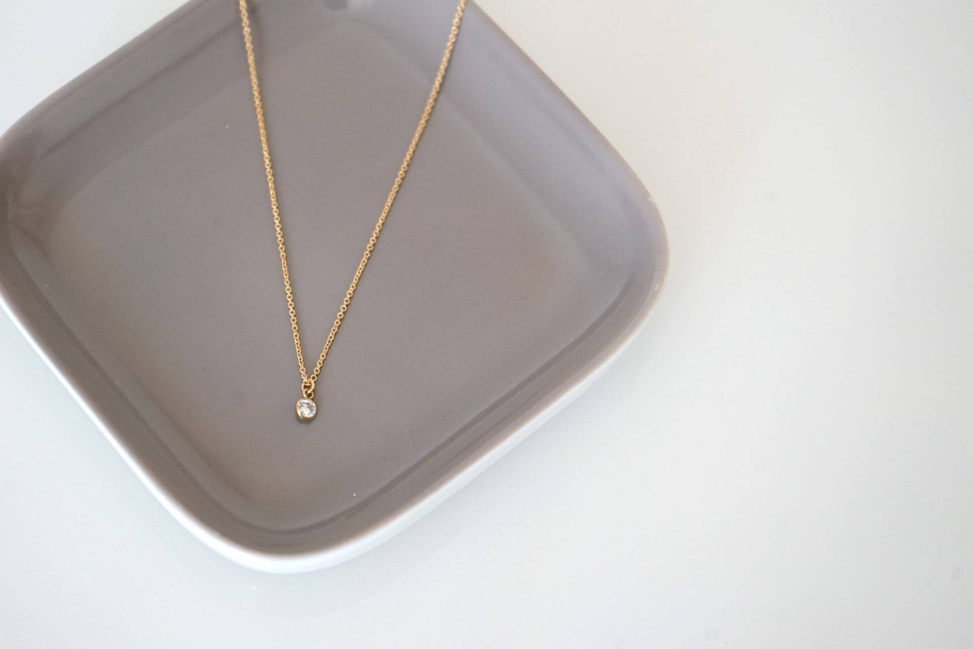 Feine Kabelkette Vergoldet Mini Anhänger Kristall Weiß von LittleUrbanThings