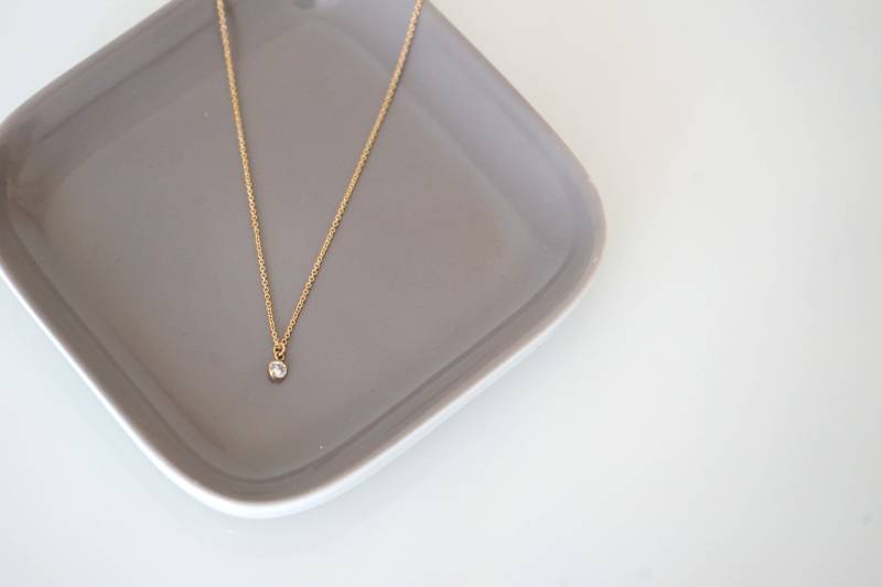 Feine Kabelkette Vergoldet Mini Anhänger Kristall Weiß von LittleUrbanThings