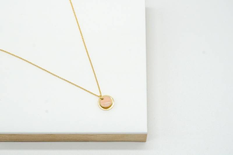 Feine Kette Ankerkette Vergoldet Mit Rundem Anhänger Charm Emaille Rosa von LittleUrbanThings