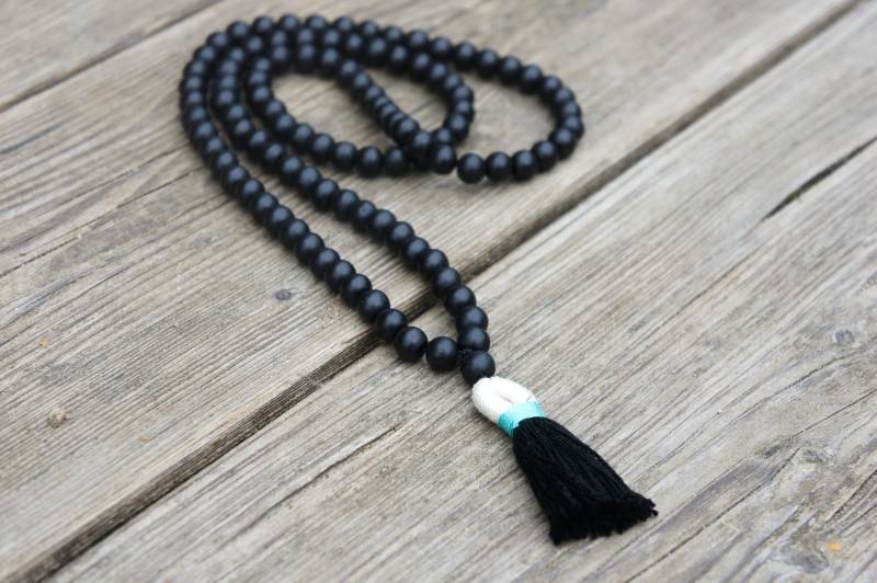 Lange Kette Mala Mit Holzperlen Und Großer Quaste Colorblock, Schwarz von LittleUrbanThings