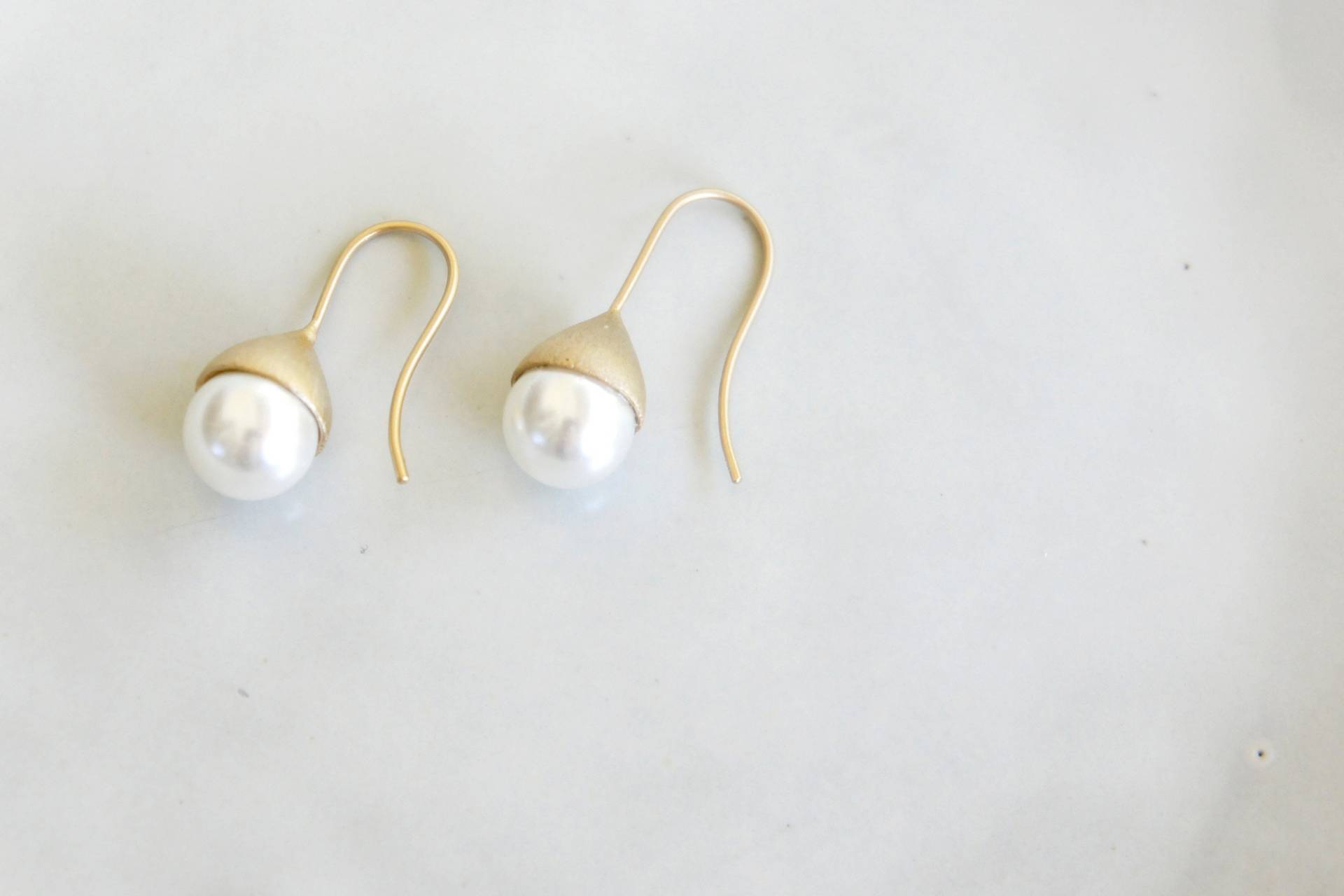 Ohrringe Ohrhänger Hütchen Vergoldet Mit Süßwasserperle von LittleUrbanThings