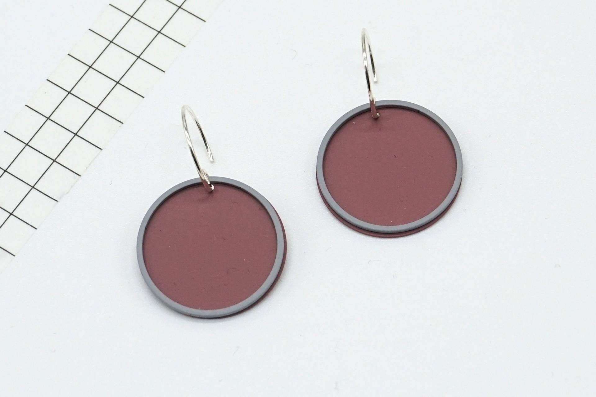 Runde Ohrringe Lackiertes Metall Colorblock, Mauve von LittleUrbanThings