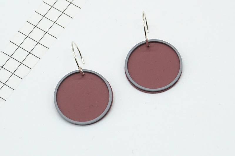 Runde Ohrringe Lackiertes Metall Colorblock, Mauve von LittleUrbanThings