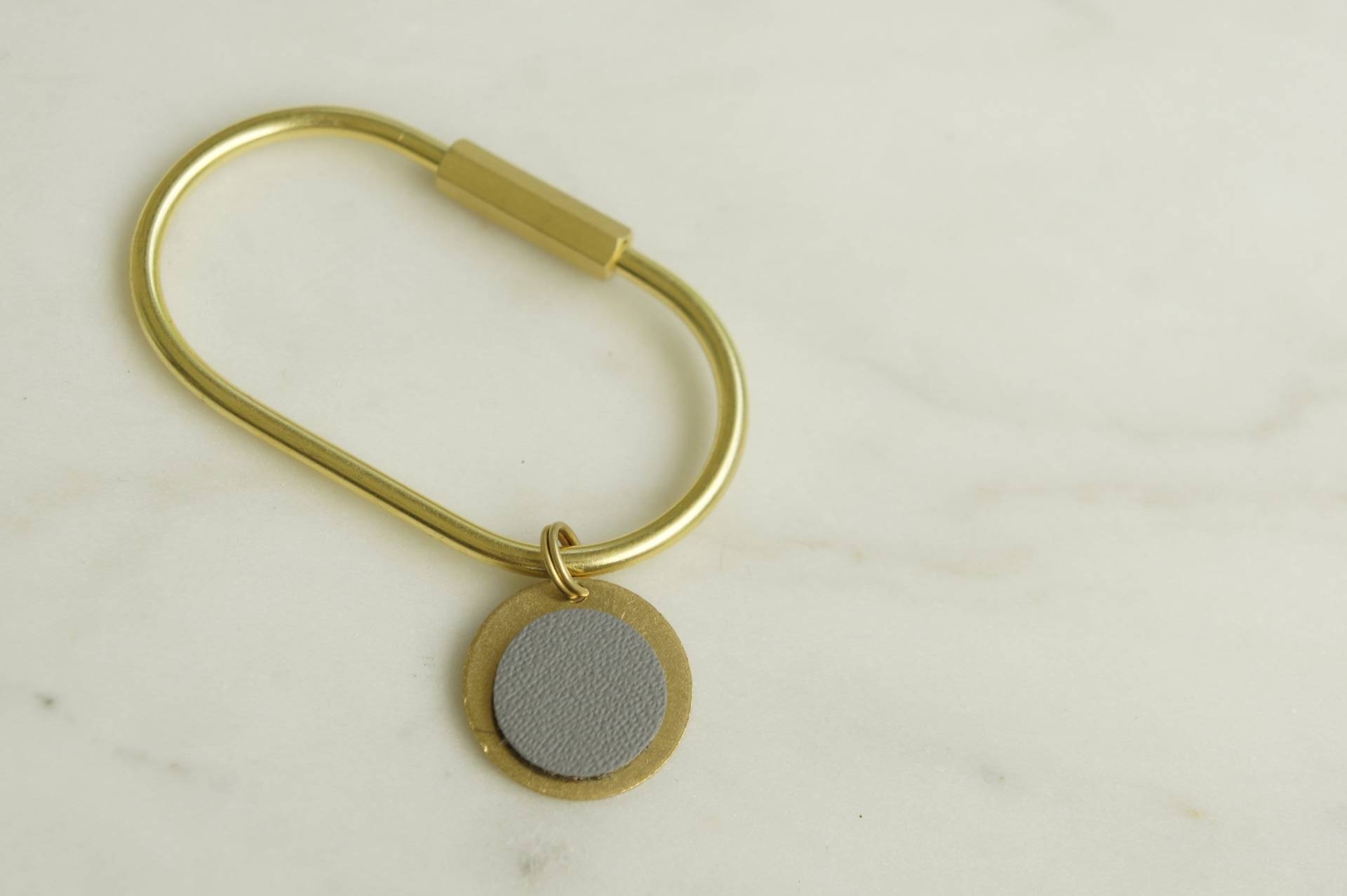 Schlüsselanhänger Schlüsselring Karabiner Messing Oval Mit Anhänger Leder - Dunkelgrau von LittleUrbanThings
