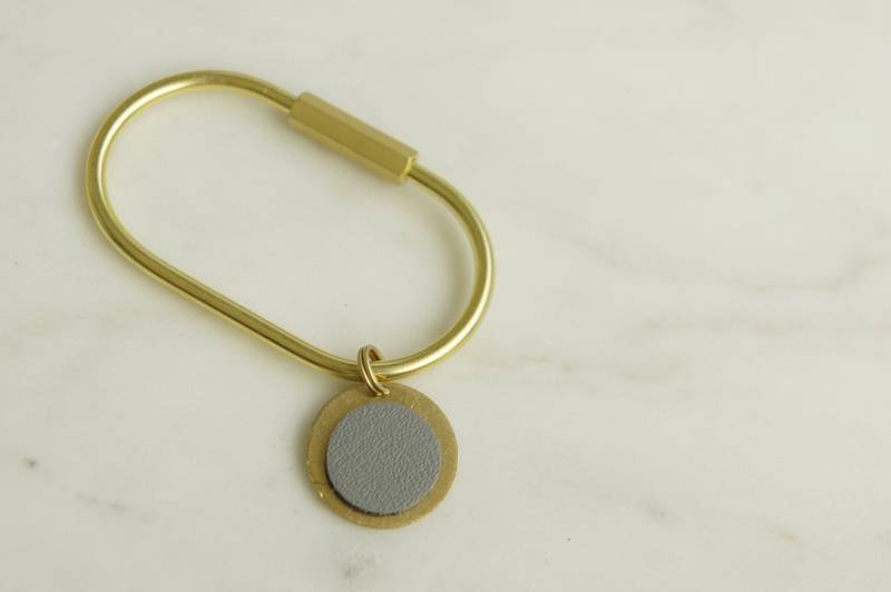 Schlüsselanhänger Schlüsselring Karabiner Messing Oval Mit Anhänger Leder - Dunkelgrau von LittleUrbanThings