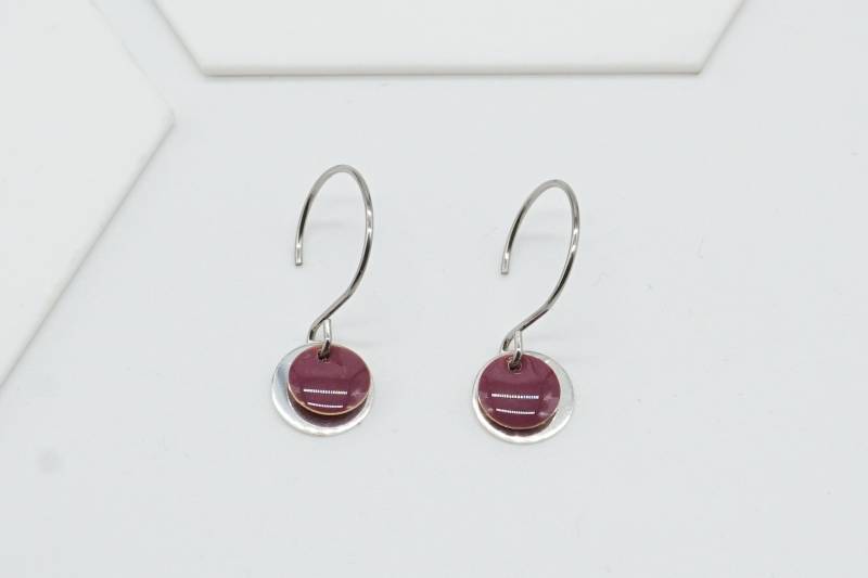 Silberne Ohrringe Ohrhänger Dot Mit Emailleplättchen Brombeer von LittleUrbanThings