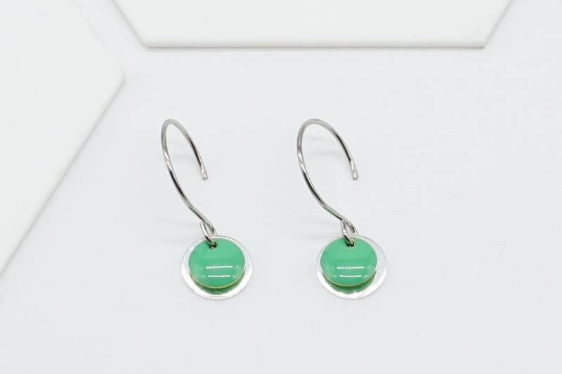 Silberne Ohrringe Ohrhänger Dot Mit Emailleplättchen Smaragd von LittleUrbanThings