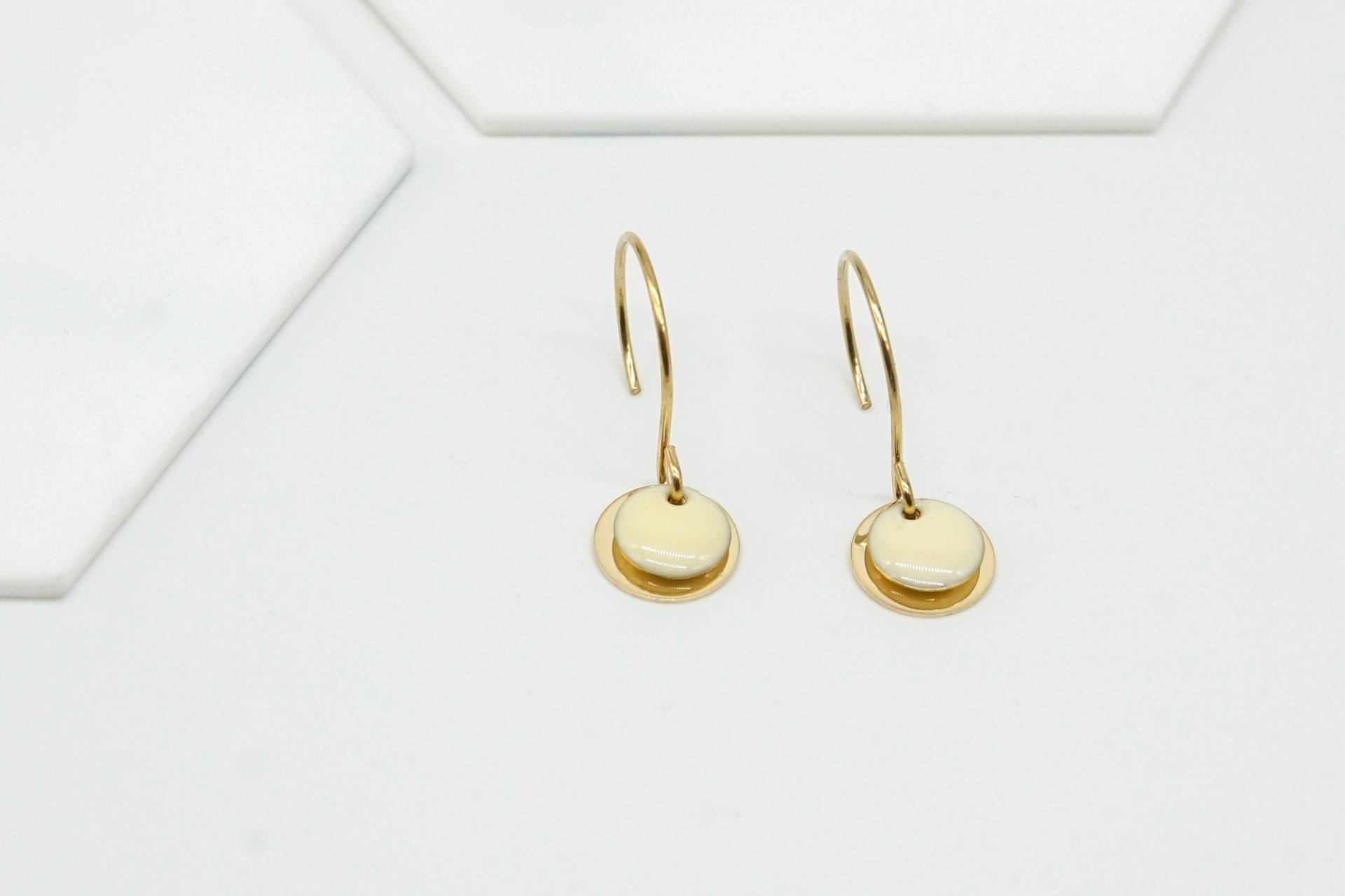 Vergoldete Ohrringe Ohrhänger Dot Mit Emailleplättchen Elfenbein von LittleUrbanThings