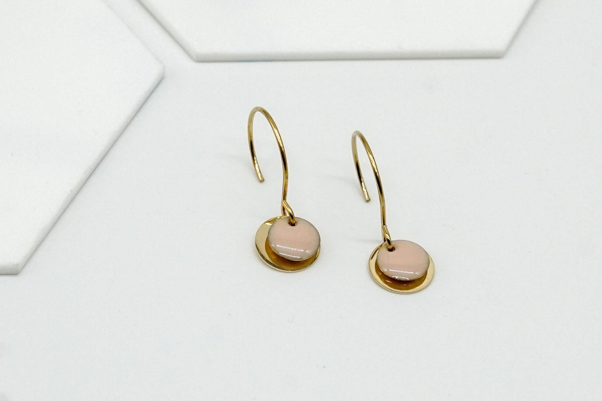 Vergoldete Ohrringe Ohrhänger Dot Mit Emailleplättchen Rosa von LittleUrbanThings