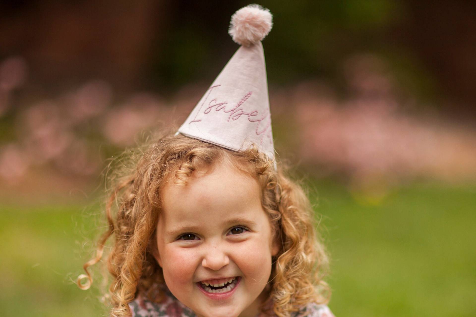 Handgemachter Bestickter Stoff Personalisierter Partyhut Mit Pelzbommel Handgemachter Bestickter Stoff Personalisierter Partyhut Mit Pelzbommel von LittleWhimsybyMegan