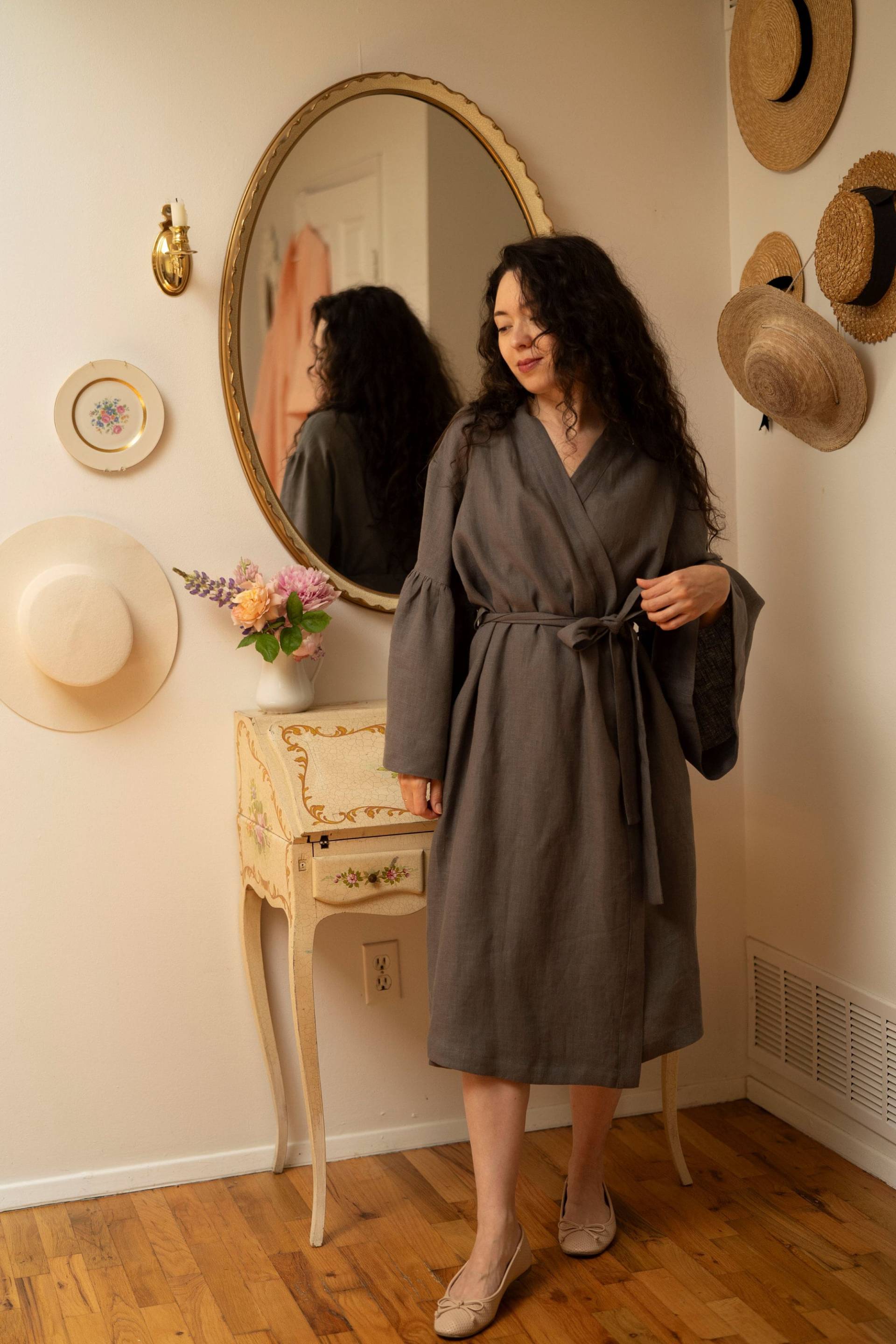 Versandfertig | Leinen Robe in Dunkelgrau, Größe L-3xl Versandfertig | Leinen Robe in Dunkelgrau, Größe L-3xl von LittleWomenAtelier