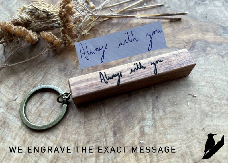 Persönlicher Schlüsselanhänger Mit Handgeschriebener Nachricht - Personalisierter Aus Holz Lederschlaufe Geschenk Zum Geburtstag Für Sie Und Ihn von LittleWoodpeckerUK