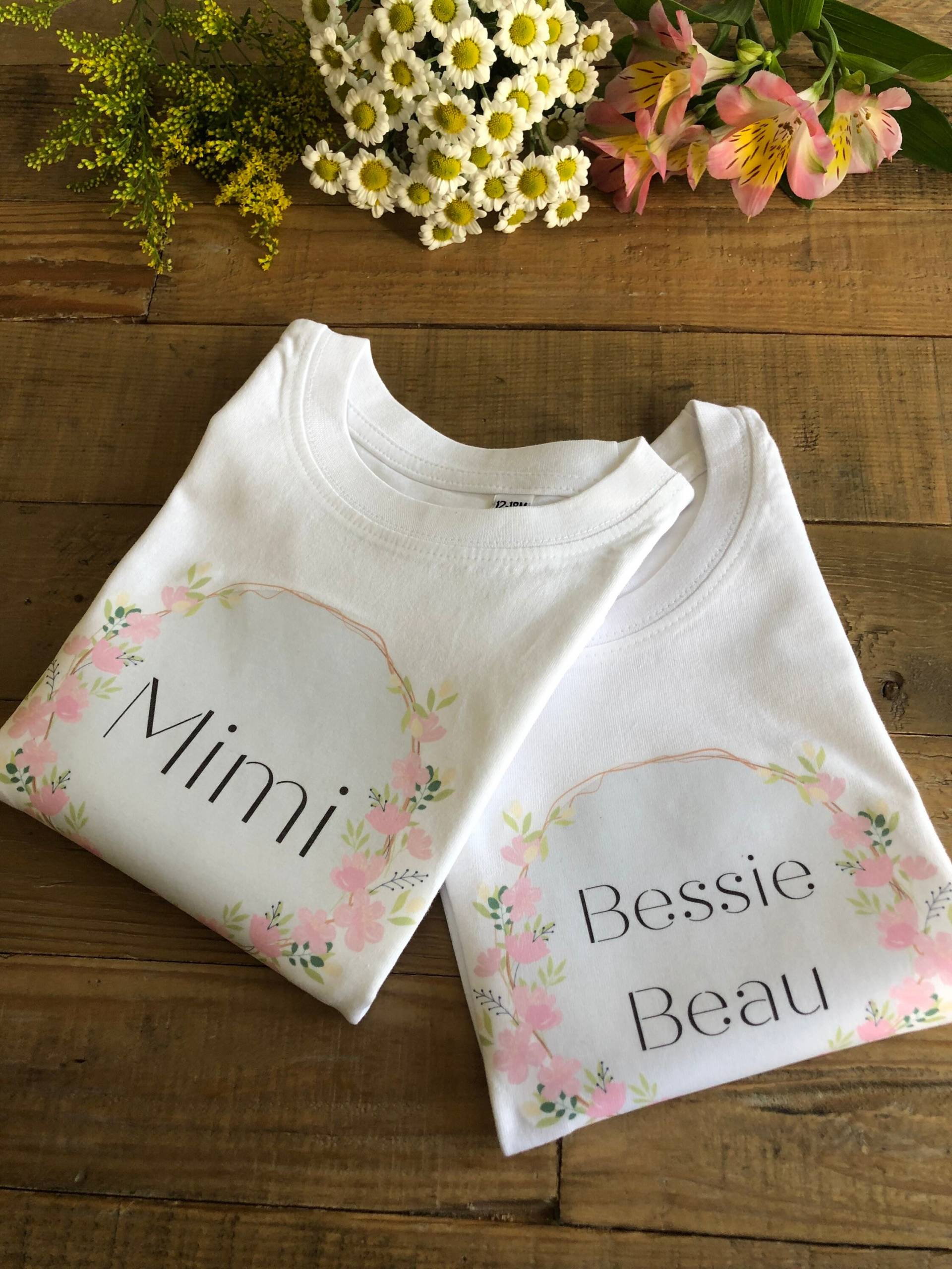 Personalisierte Blumenkranz T-Shirts von LittleandLovelybyLoz