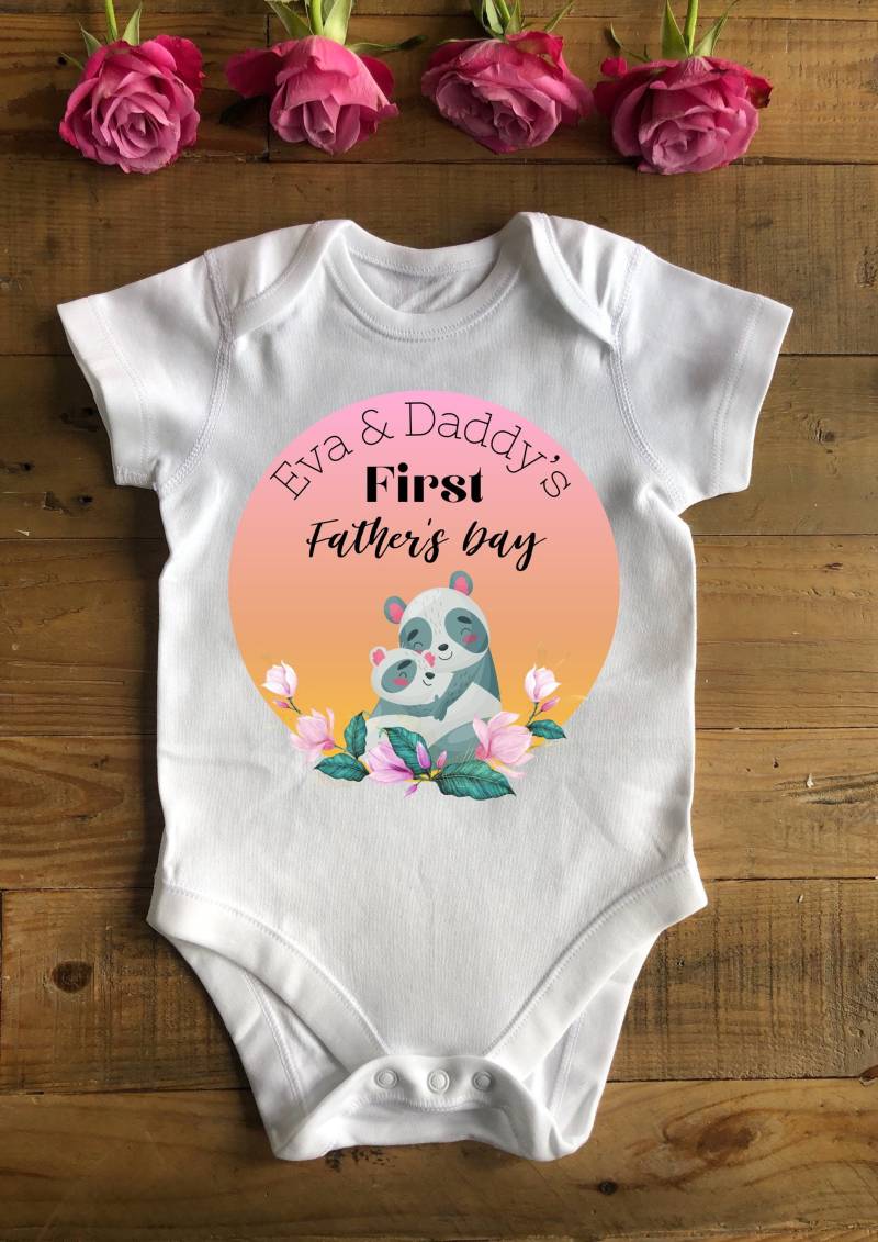 Personalisierte Erst-Vatertags-Babyweste Oder Kinder-T-Shirts Mit Papa Und Baby Panda Design von LittleandLovelybyLoz