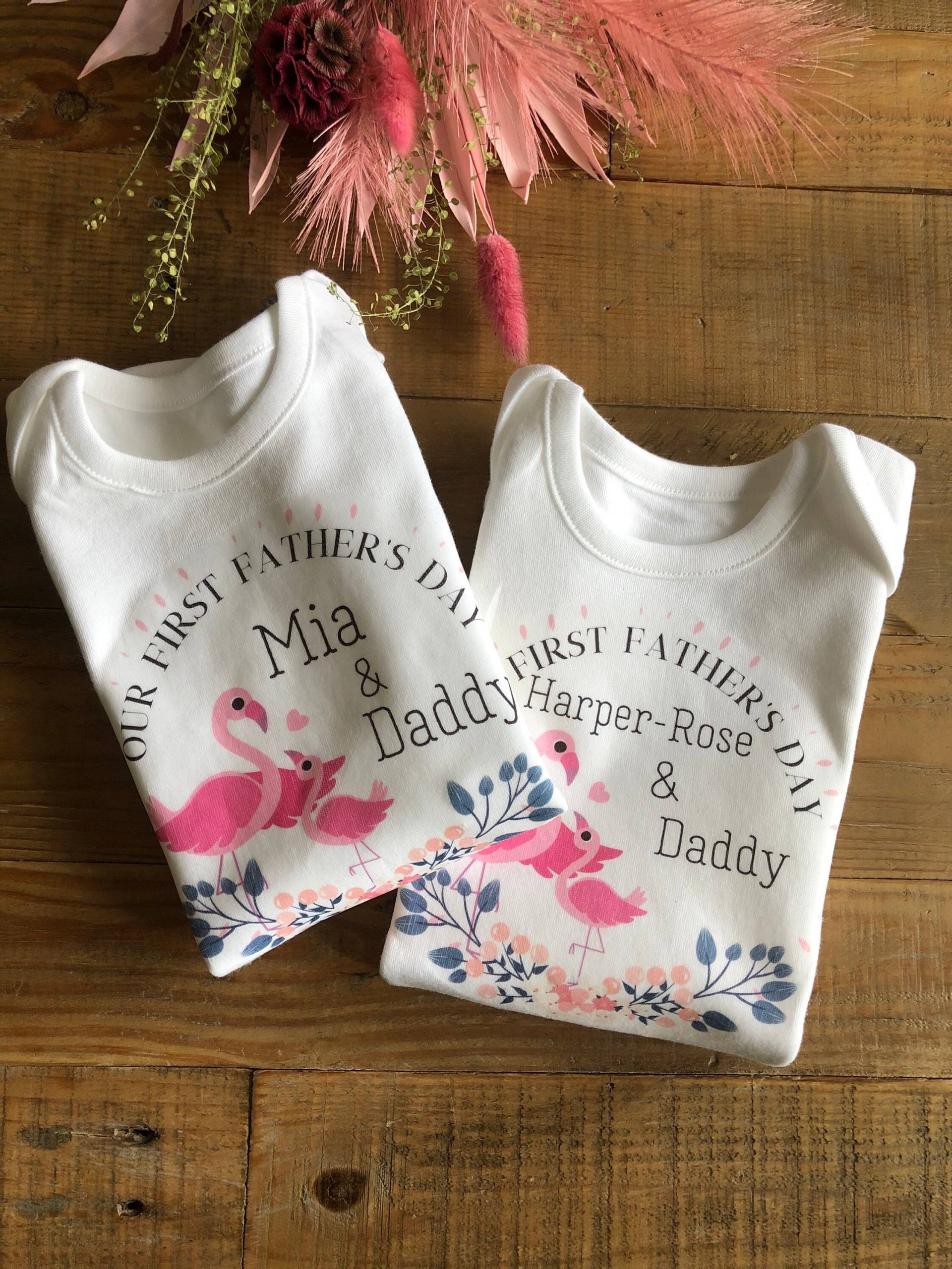 Personalisierte Vatertag Baby Weste Oder Kinder T-Shirts Mit Papa Und Flamingo Design von LittleandLovelybyLoz