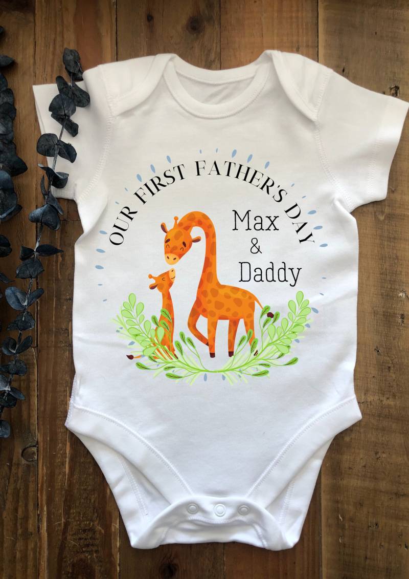 Personalisierte Vatertag Baby Weste Oder Kinder T-Shirts Mit Papa Und Giraffe Design von LittleandLovelybyLoz