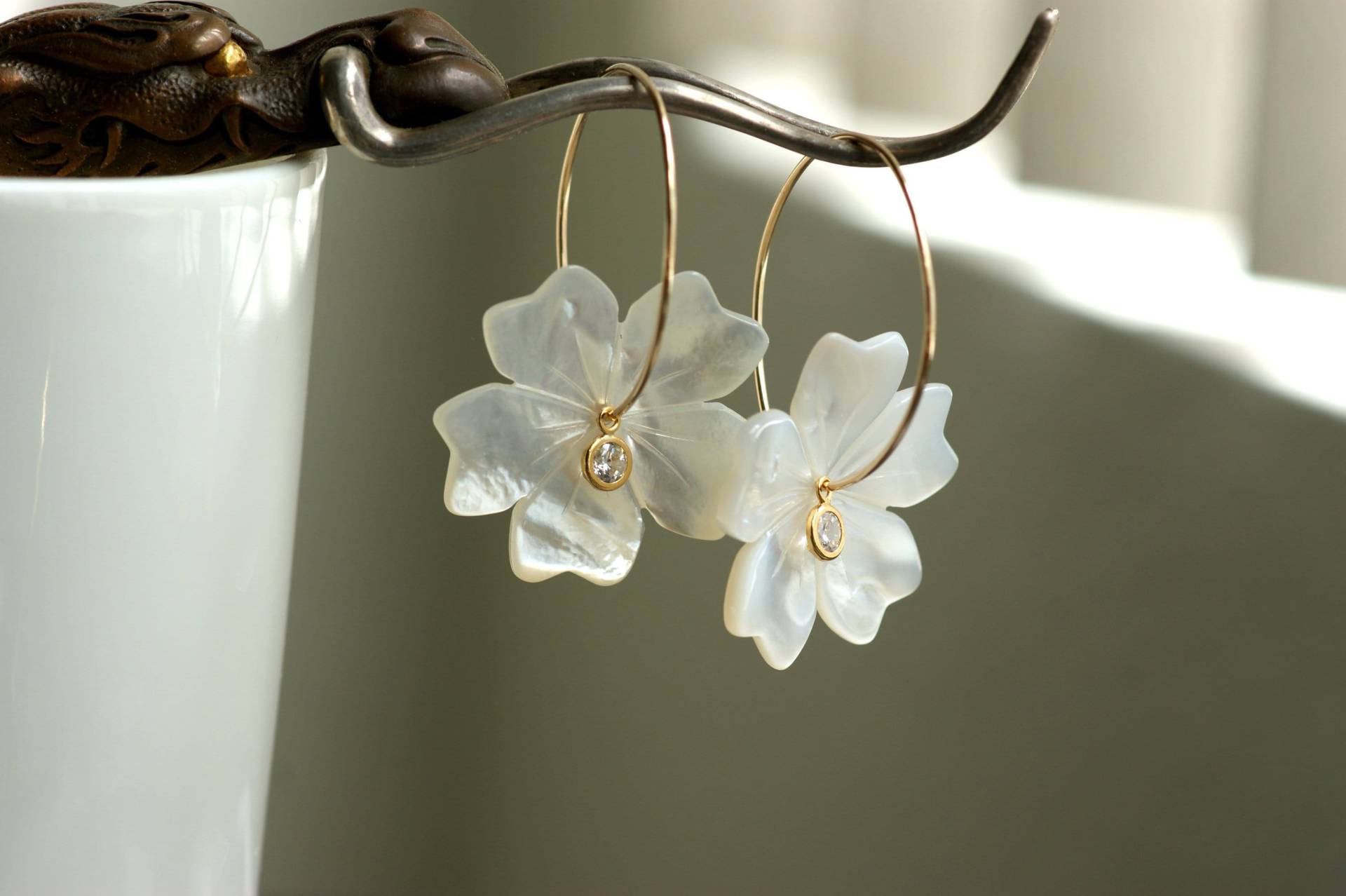 Gold Filled Ohrringe, Weiße Mutter Der Perle Blumen Creolen, Sakura Braut Ohrringe Gold Filled Ohrringe, Weiße Mutter Der Perle Blumen Creolen, Sakura Braut Ohrringe von Littlegracestudio