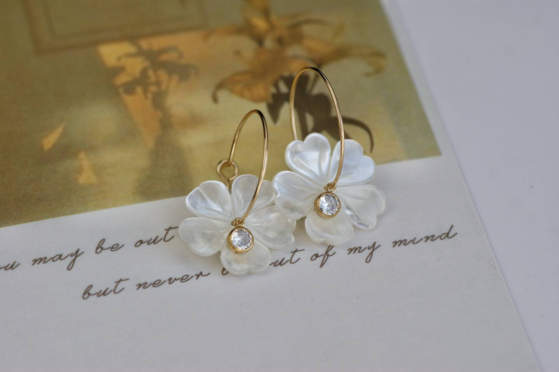 Gold Filled Creolen Perlmutt Blume, Brautschmuck Gold Filled Creolen Perlmutt Blume, Brautschmuck von Littlegracestudio