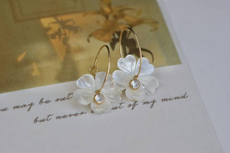 Gold Filled Creolen Perlmutt Blume, Brautschmuck von Littlegracestudio