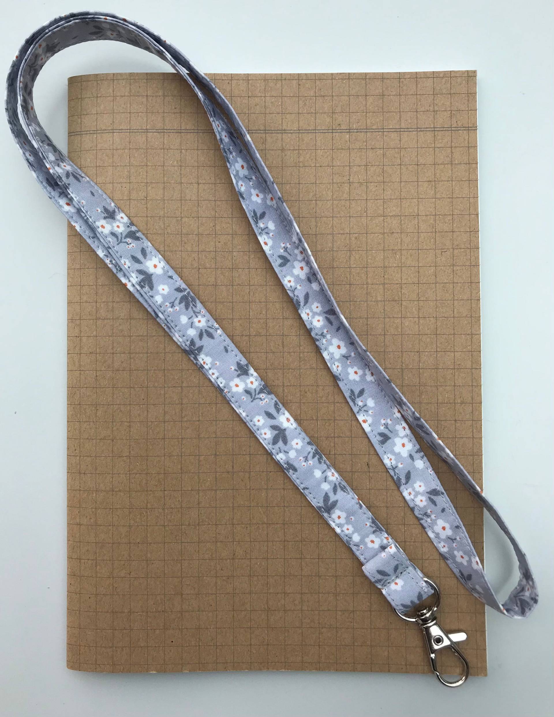 Graues Dünnes Schlüsselband Aus Stoff Mit Blumenmuster Graues Dünnes Schlüsselband Aus Stoff Mit Blumenmuster von LittlehmakesShop