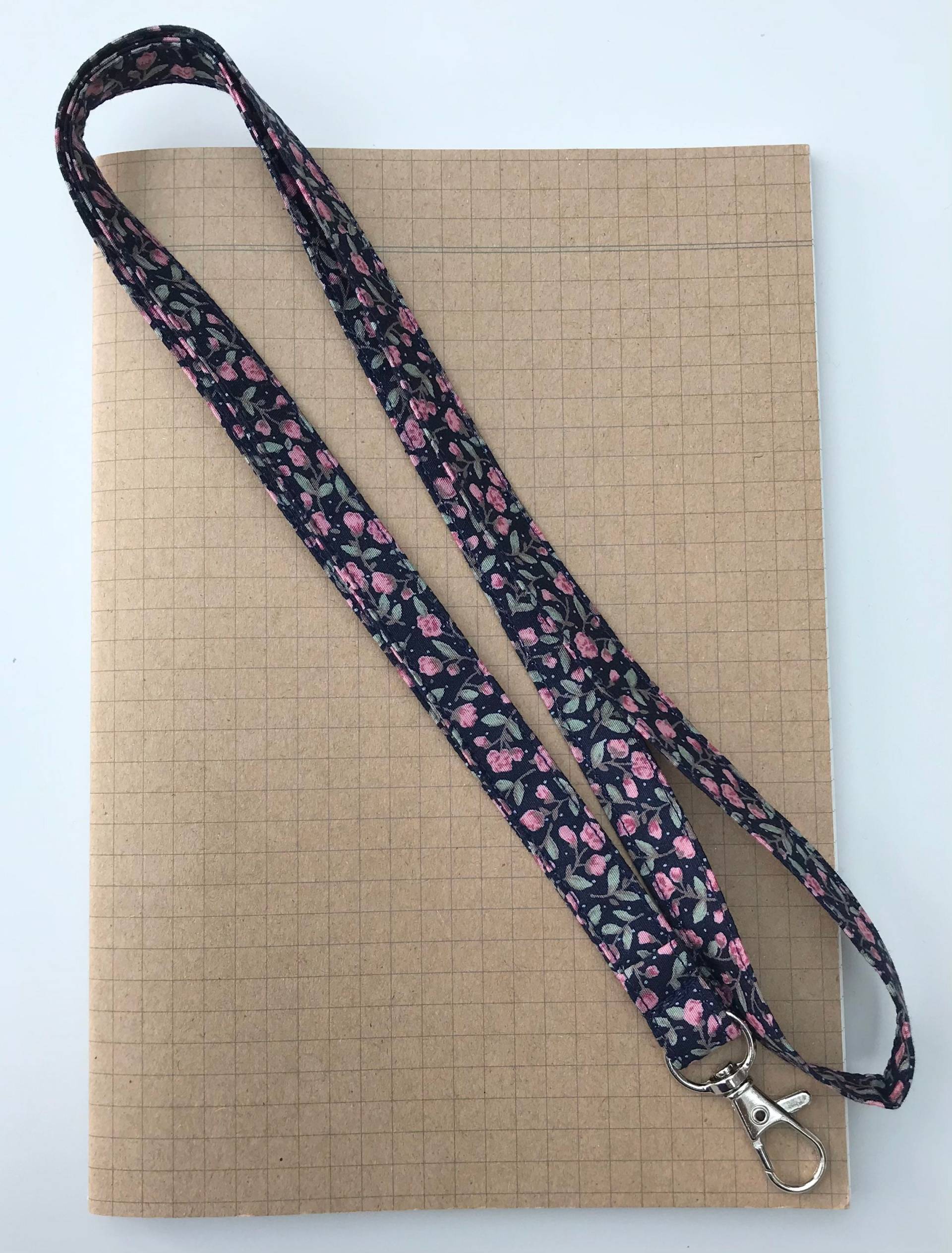 Rose Auf Dunkelblauem Dünnen Stoff Rose Auf Dunkelblauem Dünnen Stoff von LittlehmakesShop