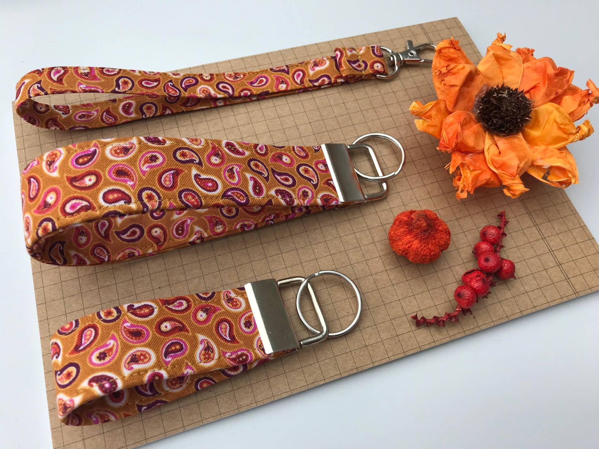 Schlüsselanhänger - Ocker Mustard Paisley Stoff Schlüsselanhänger - Ocker Mustard Paisley Stoff von LittlehmakesShop