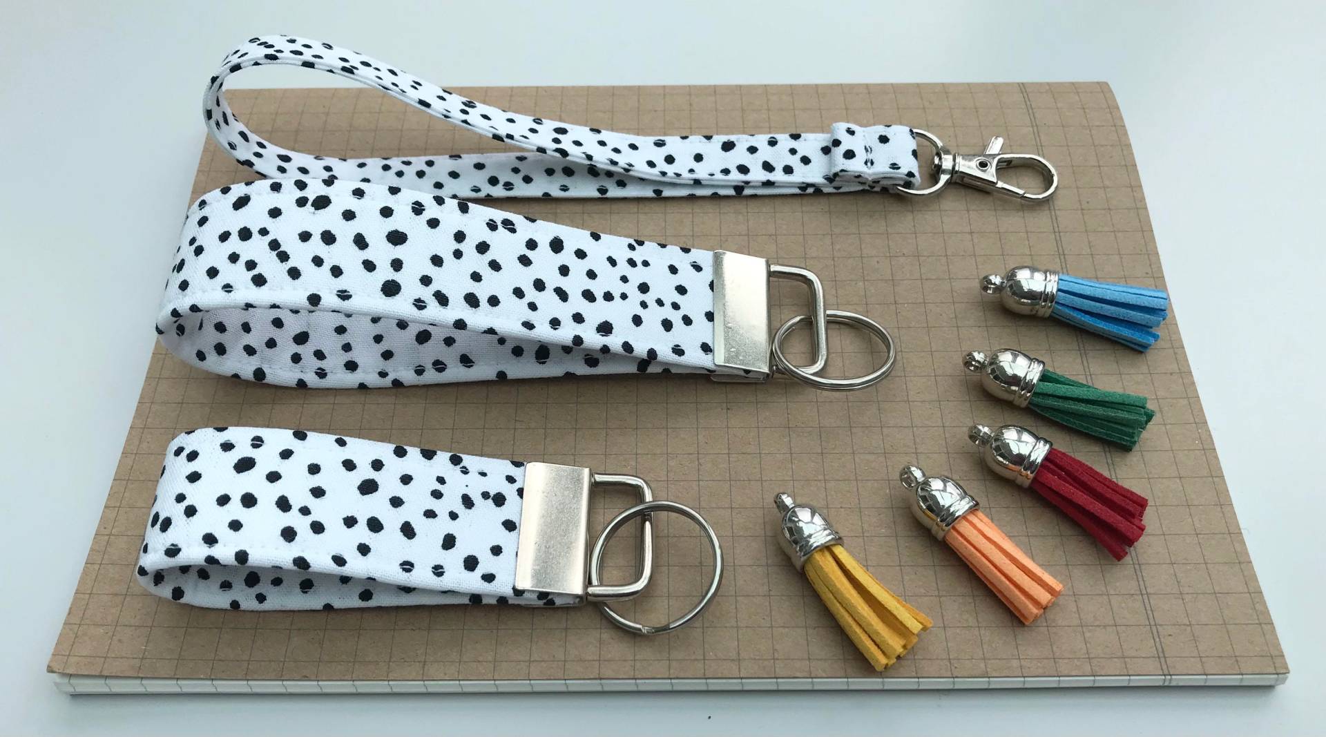 Schlüsselanhänger Oder - Weiß & Schwarzer Dalmatiner Stoff Schlüsselanhänger Oder - Weiß & Schwarzer Dalmatiner Stoff von LittlehmakesShop