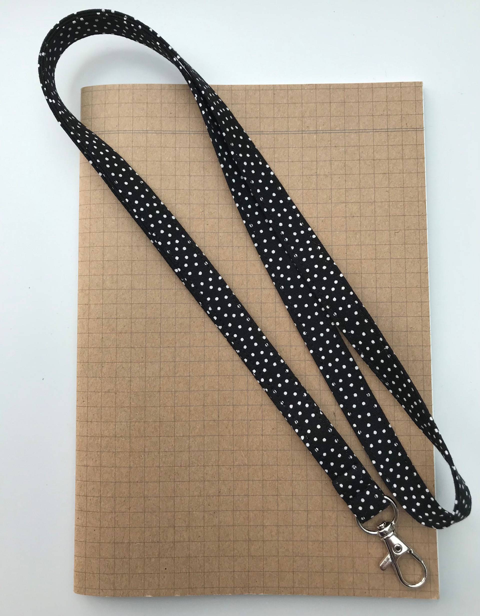 Schlüsselband Aus Schwarz/Weiß Geflecktem Stoff Schlüsselband Aus Schwarz/Weiß Geflecktem Stoff von LittlehmakesShop