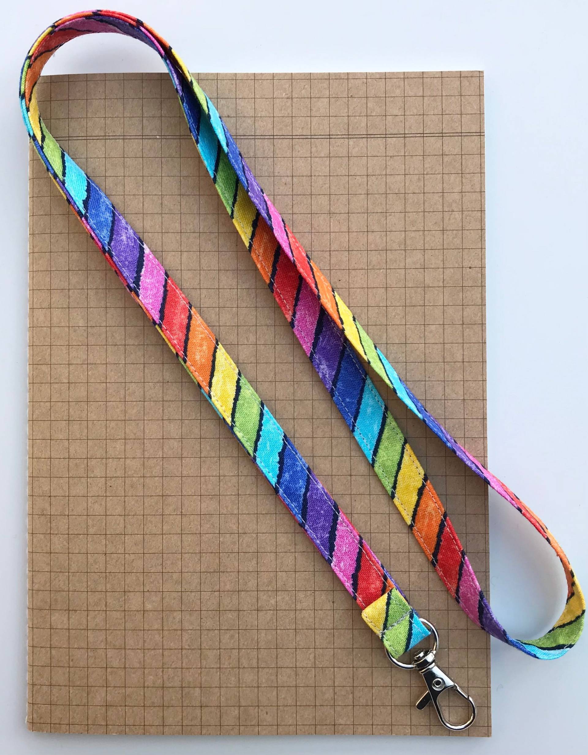 Regenbogen Diagonal Gestreift Auf Schwarzem Stoffband Regenbogen Diagonal Gestreift Auf Schwarzem Stoffband von LittlehmakesShop