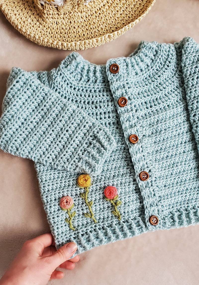 Handgehäkelte Gestickte Rosengarten-strickjacke Handgehäkelte Gestickte Rosengarten-strickjacke von Littlelambesblankets