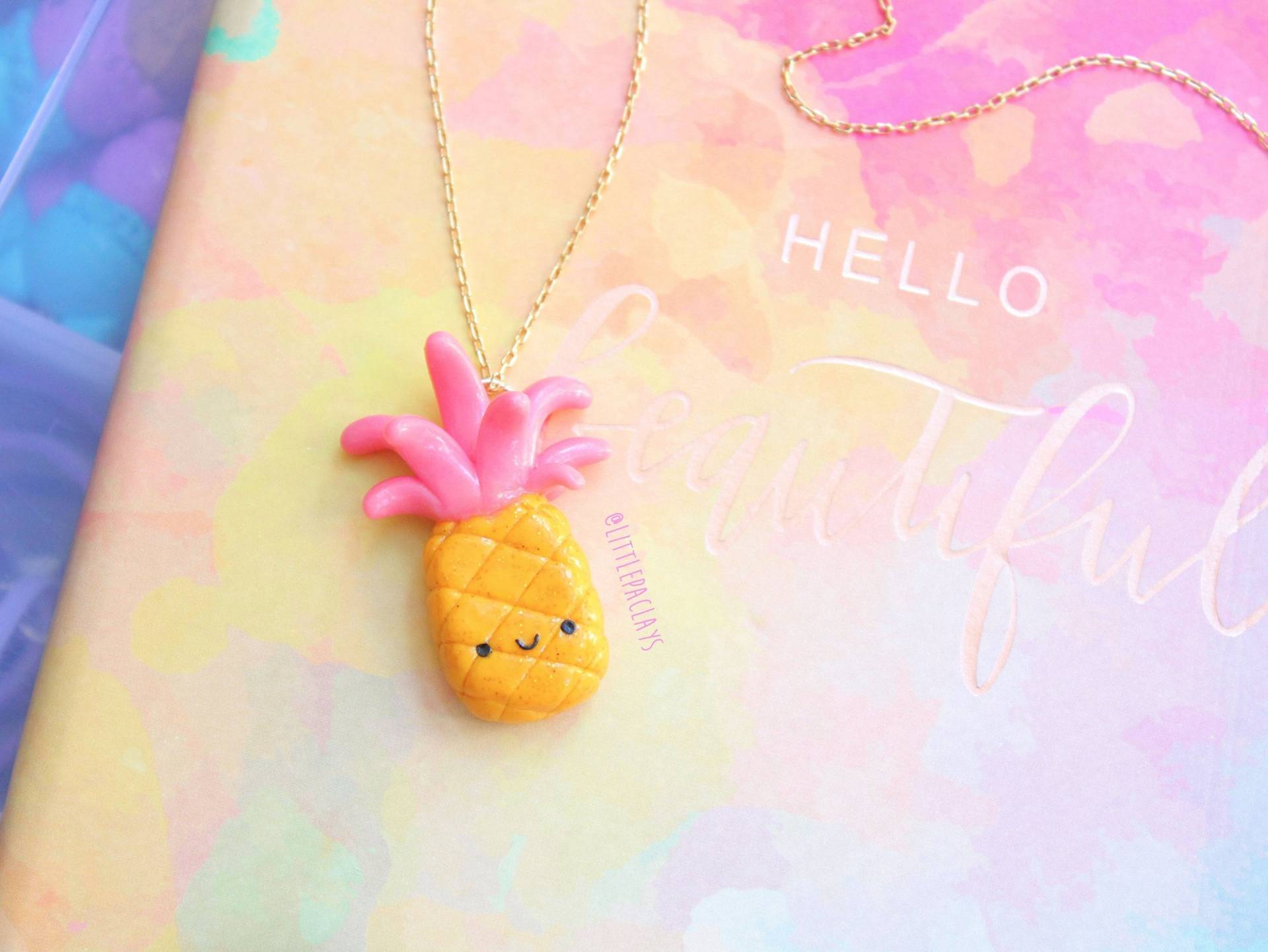 Süßer Ananas Anhänger Handgemachtes Taschen Accessoire Aus Polymer Clay von LittlepaclaysCo