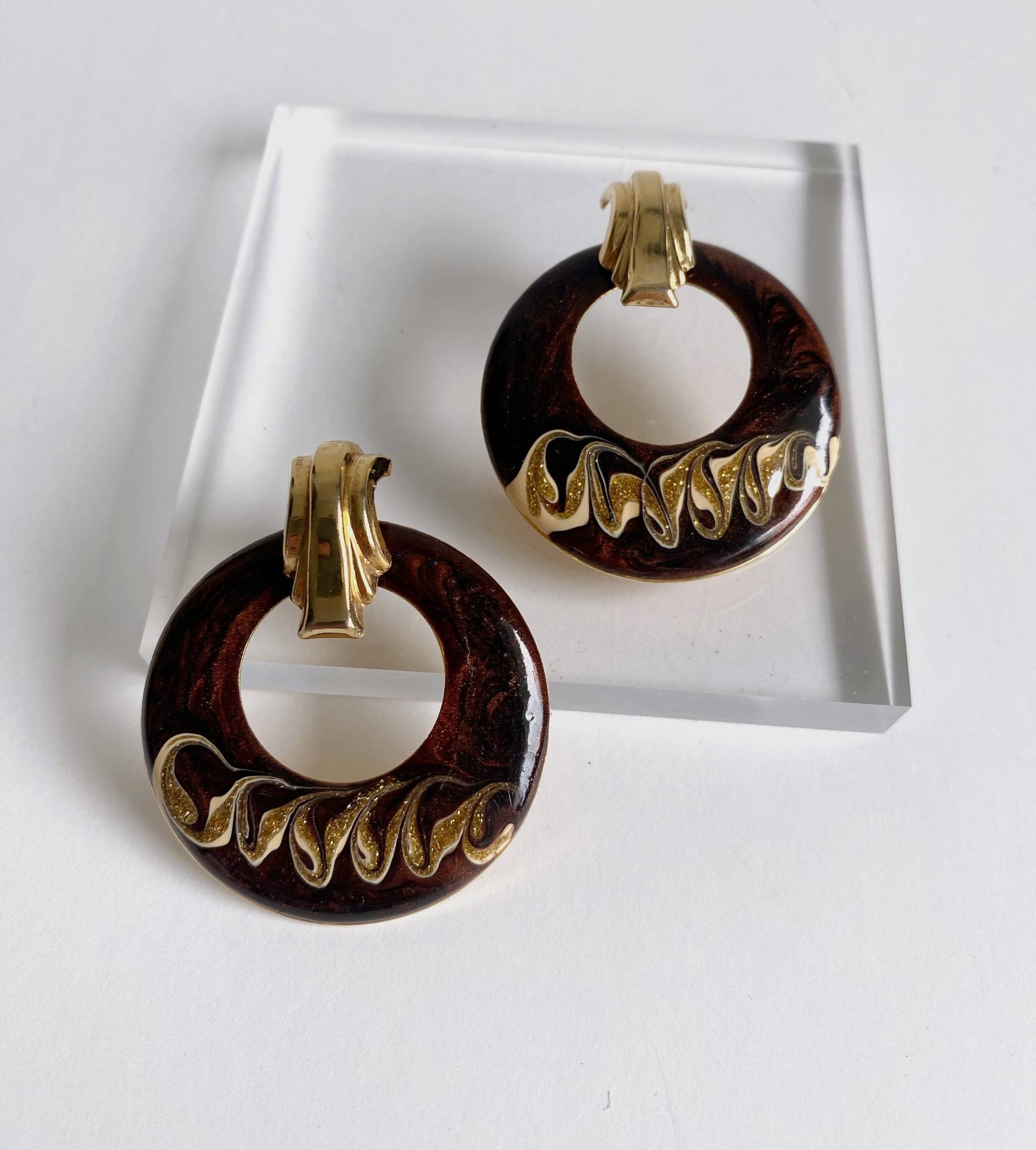 Vintage 1970Er-80Er Runde Schwarze Und Rote Emaille Ohrringe. Swirl-Emailfarbe. Retro Mode Vintage 1970Er-80Er Runde Schwarze Und Rote Emaille Ohrringe. Swirl-Emailfarbe. Retro Mode von LittlepapayaArt