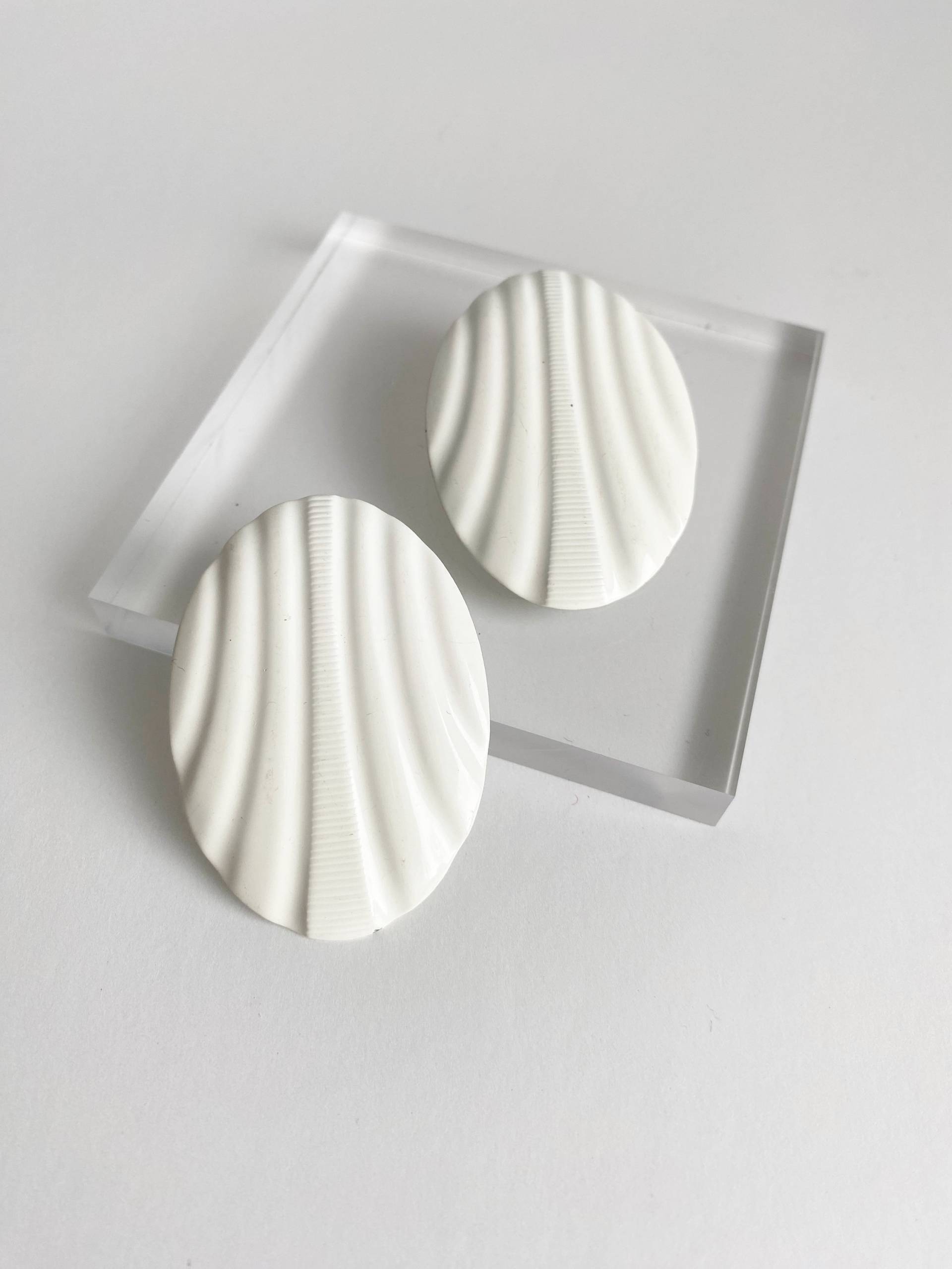 statement Ohrringe, 1970-1980 Vintage Weißton Metallohrringe, Ohrstecker, Retro, Geometrisch, Leicht, Rund Ovale, Mutige Weiße Ohrringe statement Ohrringe, 1970-1980 Vintage Weißton Metallohrringe, Ohrstecker, Retro, Geometrisch, Leicht, Rund Ovale, Mutige Weiße Ohrringe von LittlepapayaArt