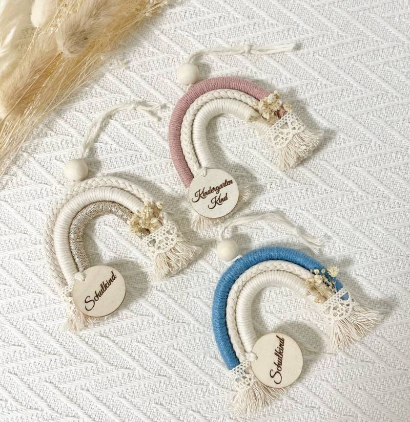 Geschenk Zur Einschulung, Personalisiertes Geschenk, Kitakind, Regenbogenanhänger, Makramee Regenbogen, Rucksackanhänger, Kindergartengeschenk Geschenk Zur Einschulung, Personalisiertes Geschenk, Kitakind, Regenbogenanhänger, Makramee Regenbogen, Rucksackanhänger, Kindergartengeschenk von Littleplazaworld