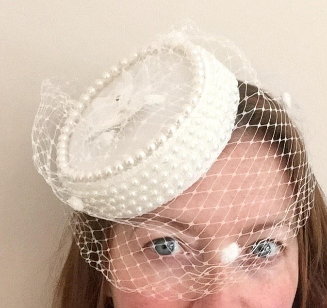 Braut Pillbox Hut, Hochzeit, Vintage Inspiriert, 50Er Jahre, Perle Detail Und Vogelkäfig Schleier von LittlerosedesignCo