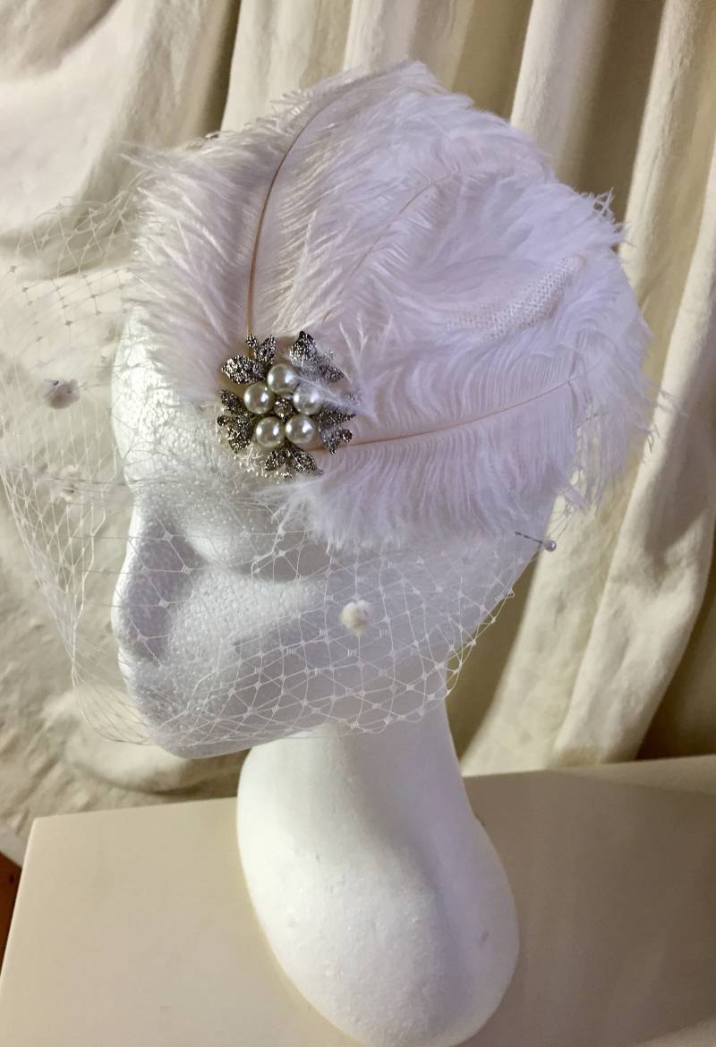 Hochzeit Braut Kopfschmuck Mit Straußenfeder Und Perlendetail. Besondere Form, Anlass Tragen, Millinery, Hut, Fascinator, Weiß Hochzeit Braut Kopfschmuck Mit Straußenfeder Und Perlendetail. Besondere Form, Anlass Tragen, Millinery, Hut, Fascinator, Weiß von LittlerosedesignCo
