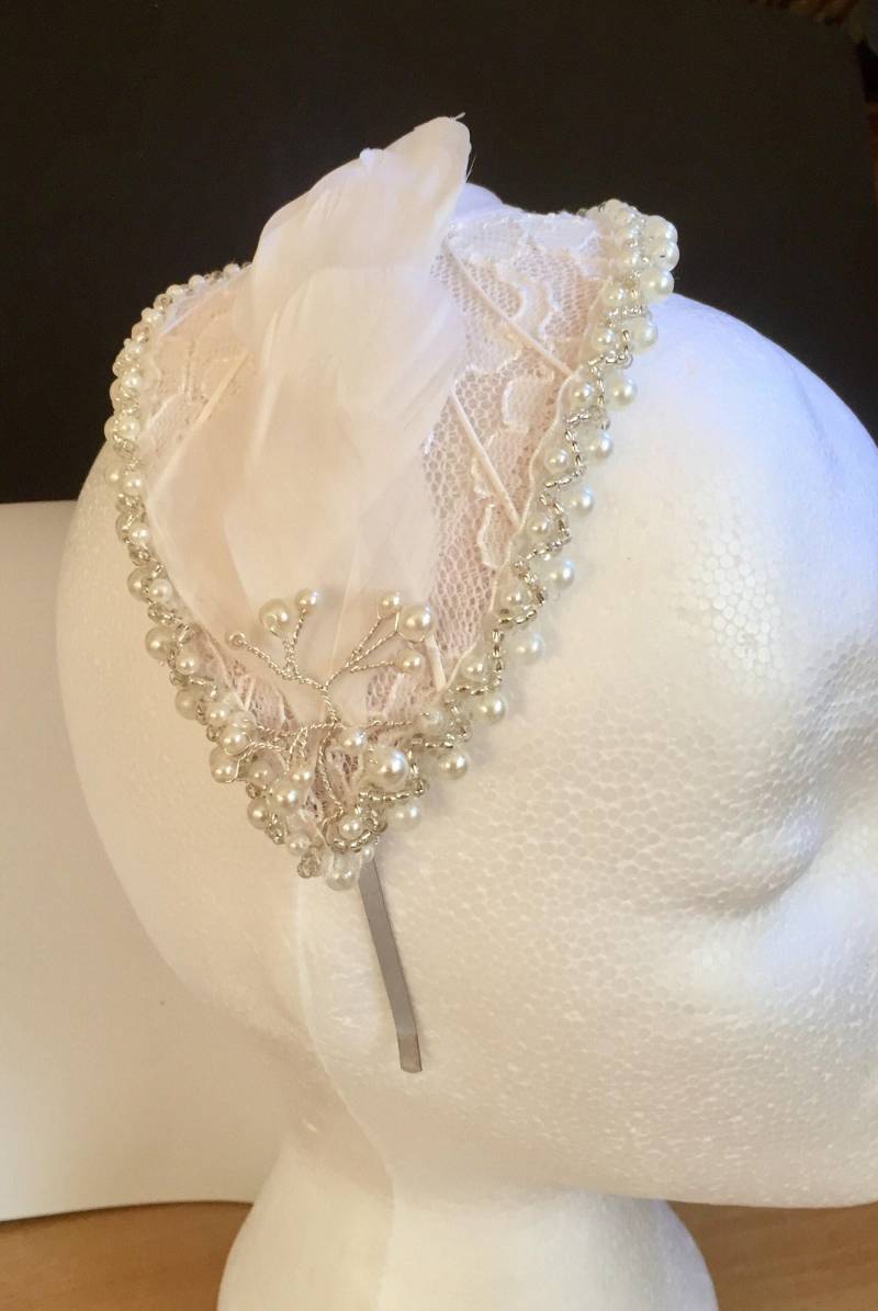 Hochzeit Braut Perle, Spitze Und Weiße Feder Stirnband Hochzeit Braut Perle, Spitze Und Weiße Feder Stirnband von LittlerosedesignCo