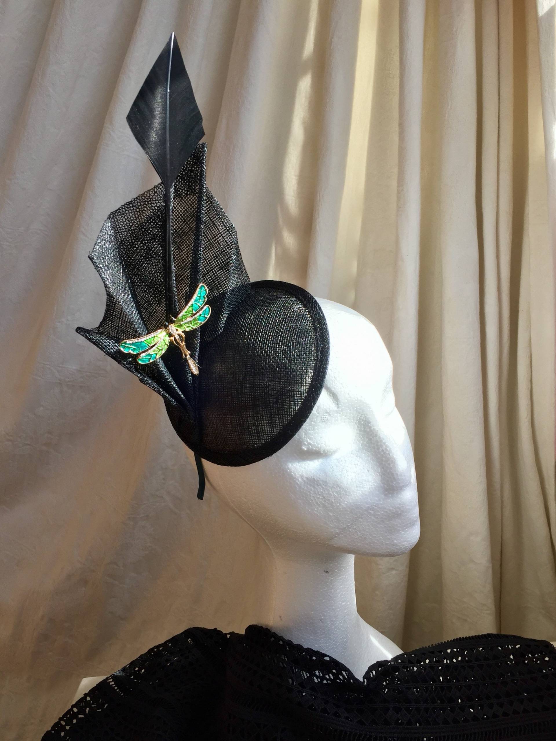 Hut, Kopfschmuck, Cocktail Abend-Hut, Art-Deco-stil, Hochzeit, Halloween, Schwarz Mit Drachen Fliegen Juwel Detail von LittlerosedesignCo