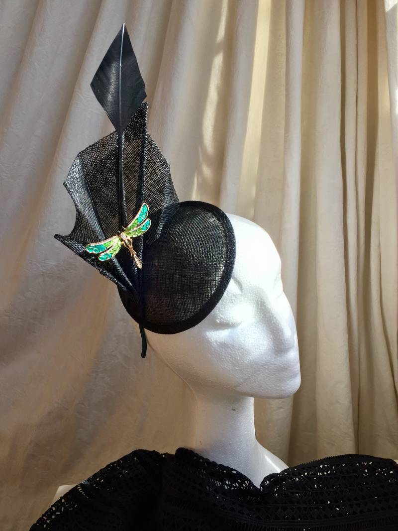 Hut, Kopfschmuck, Cocktail Abend-Hut, Art-Deco-stil, Hochzeit, Halloween, Schwarz Mit Drachen Fliegen Juwel Detail Hut, Kopfschmuck, Cocktail Abend-Hut, Art-Deco-stil, Hochzeit, Halloween, Schwarz Mit Drachen Fliegen Juwel Detail von LittlerosedesignCo