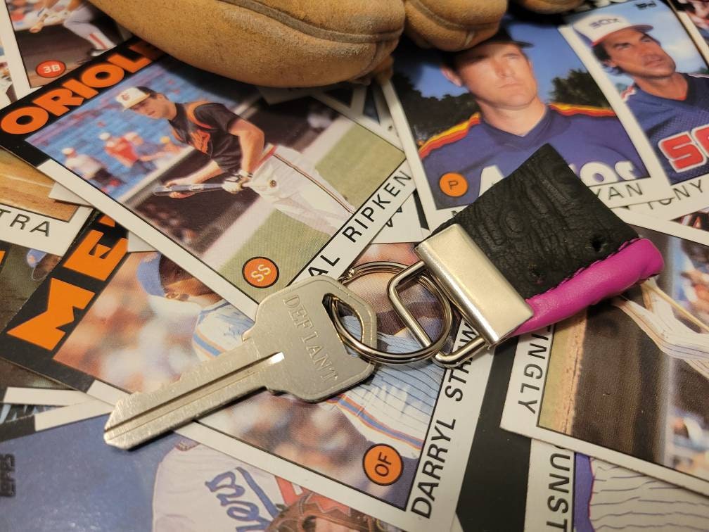 Softball Handschuh Schlüsselanhänger von LittlesLeatherworks