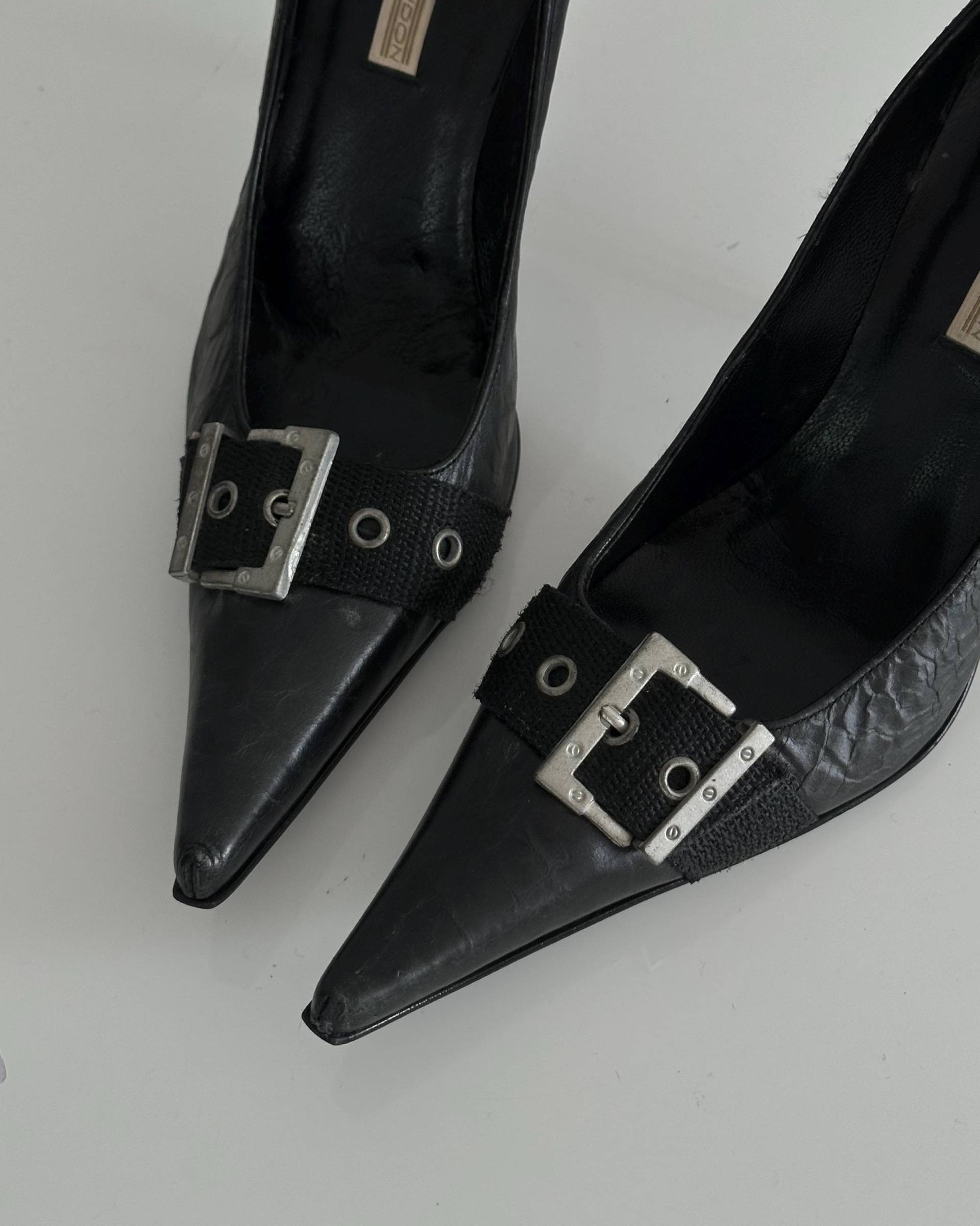 Vintage Archiv Buffalo London Spitze Zehe High Heels Schuhe Aus Schwarzem Leder Mit Schnallen Y2K Y2K Absätze Vintage Archiv Buffalo London Spitze Zehe High Heels Schuhe Aus Schwarzem Leder Mit Schnallen Y2K Y2K Absätze von Litucha