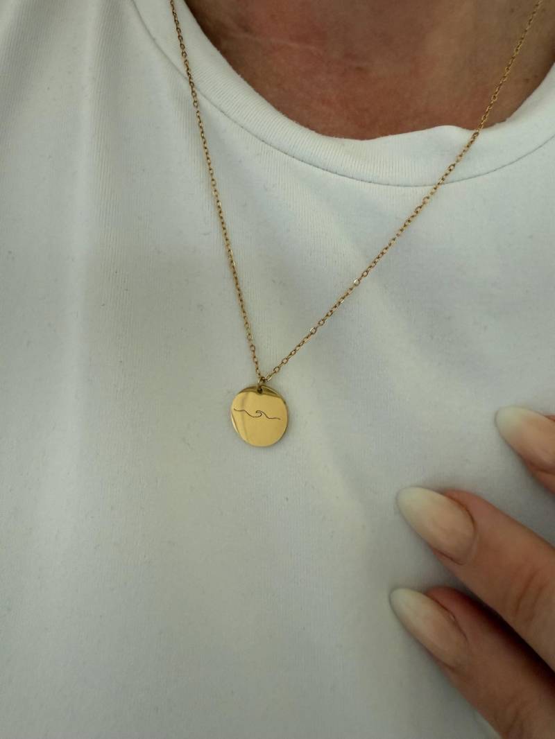 Kette Mit Rundem Coin Anhänger Welle Wasser Meer | Geschenk Für Sie Längenverstellbar Wasserfest Farbecht von LitusundAnny