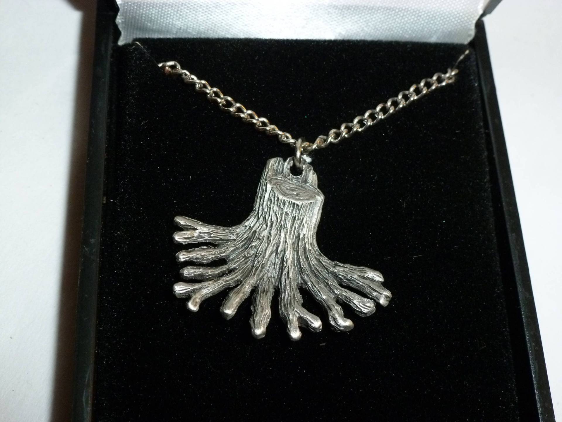 Vintage 1977 Roots Pewter Anhänger - Mit 17 "Kette, Neu in Geschenkbox." Vintage 1977 Roots Pewter Anhänger - Mit 17 "Kette, Neu in Geschenkbox." von Litzker