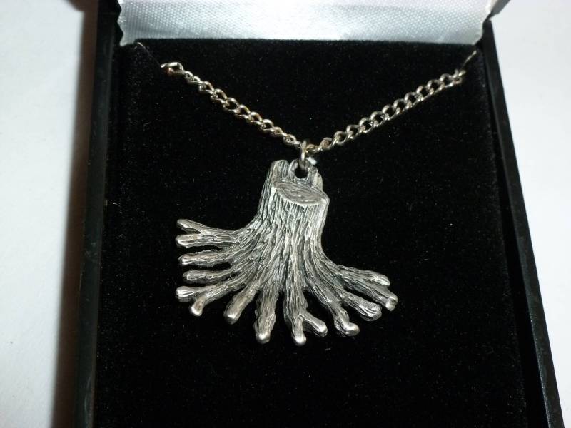 Vintage 1977 Roots Pewter Anhänger - Mit 17 "Kette, Neu in Geschenkbox." Vintage 1977 Roots Pewter Anhänger - Mit 17 "Kette, Neu in Geschenkbox." von Litzker