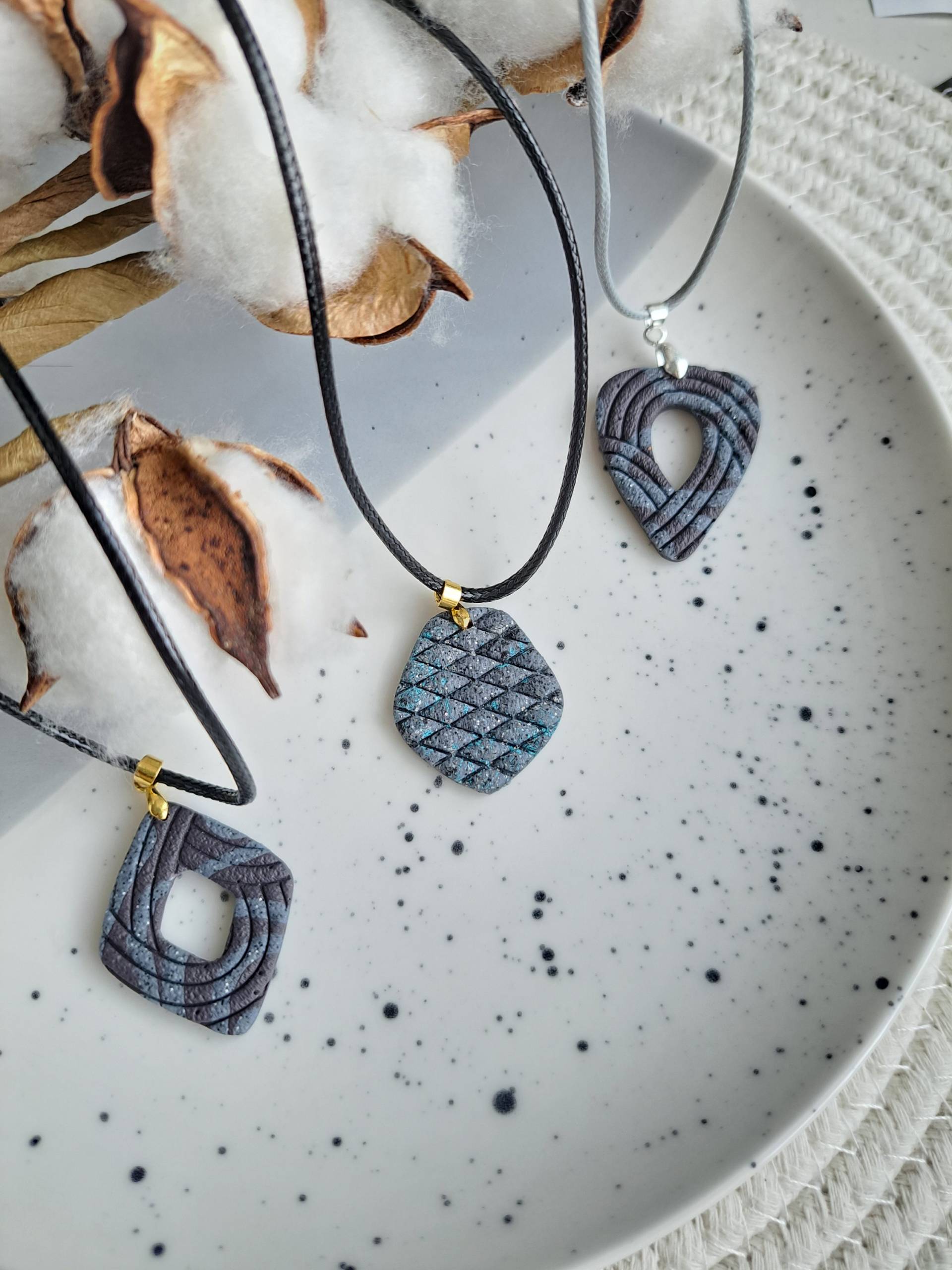 Handgemachte Polymer Clay Ohrringe Und Schmuckset Halsanhänger Modeschmuck Ohrhänger Sehr Leichter Schmuck Anhänger Halskette Handgemachte Polymer Clay Ohrringe Und Schmuckset Halsanhänger Modeschmuck Ohrhänger Sehr Leichter Schmuck Anhänger Halskette von LiutikArt