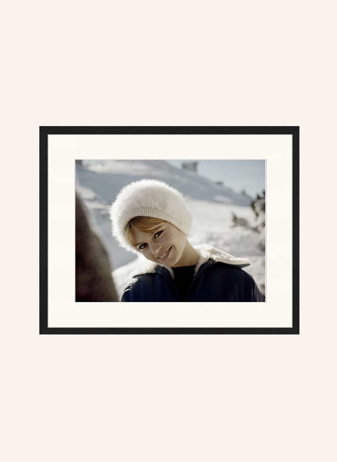 Liv Corday Wandbild Brigitte Bardot Winter Mit Rahmen schwarz von Liv Corday