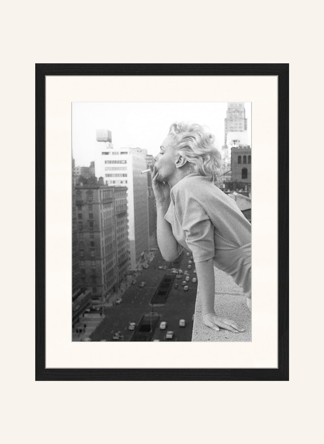 Liv Corday Wandbild Marilyn Im 'Ambassador Hotel' In New York Mit Rahmen schwarz von Liv Corday