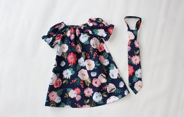Bruder Und Schwester Passende Outfits, Mädchen Dunkelblau Mit Rosa Blumen, Jungen Krawatte, Ostern Zwillinge Kleidung, Frühlingskleid Bruder Und Schwester Passende Outfits, Mädchen Dunkelblau Mit Rosa Blumen, Jungen Krawatte, Ostern Zwillinge Kleidung, Frühlingskleid von Livanni